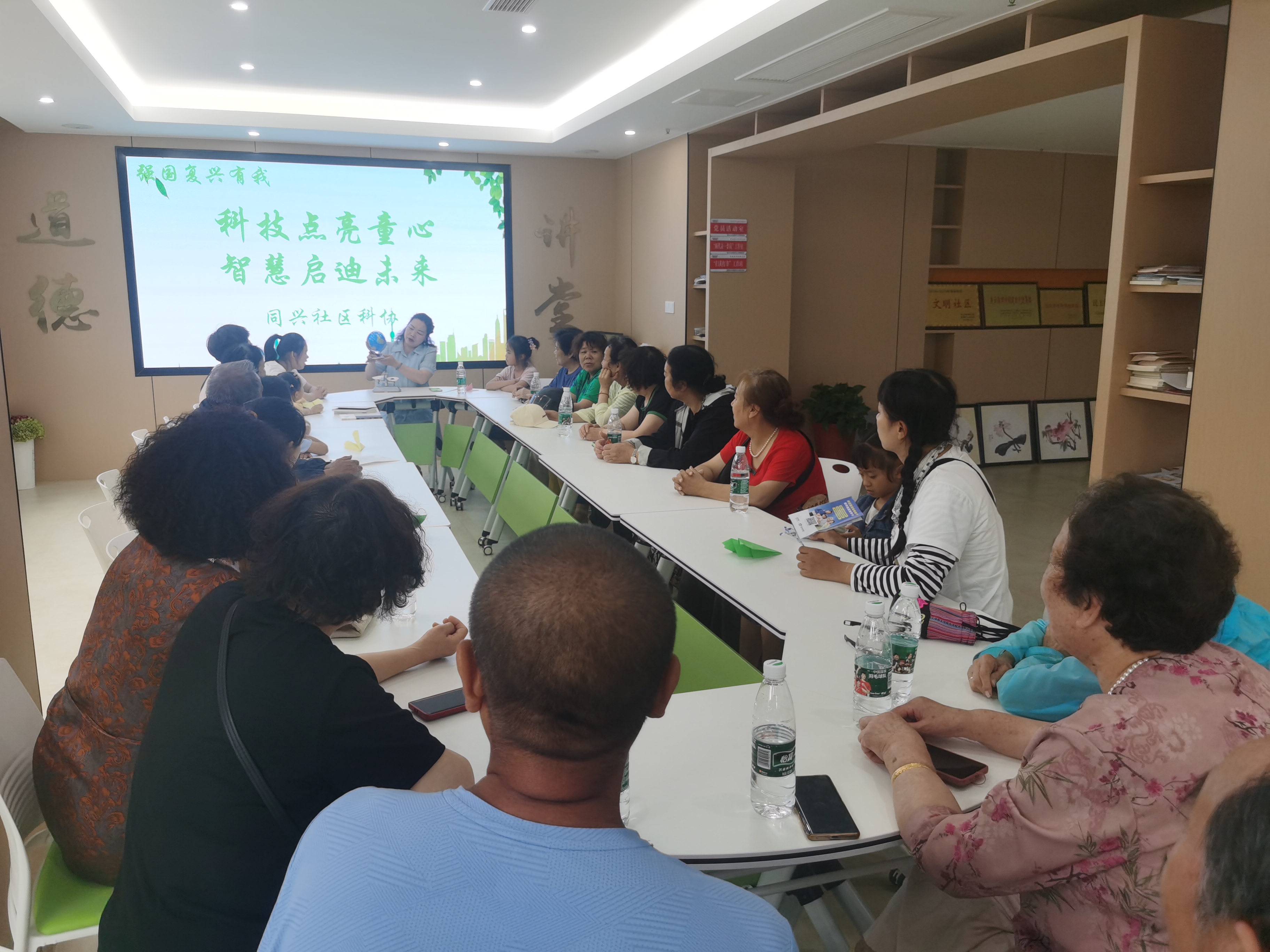 同兴社区科协开展“科技点亮童心 智慧启迪未来” 科普宣传活动1.jpg
