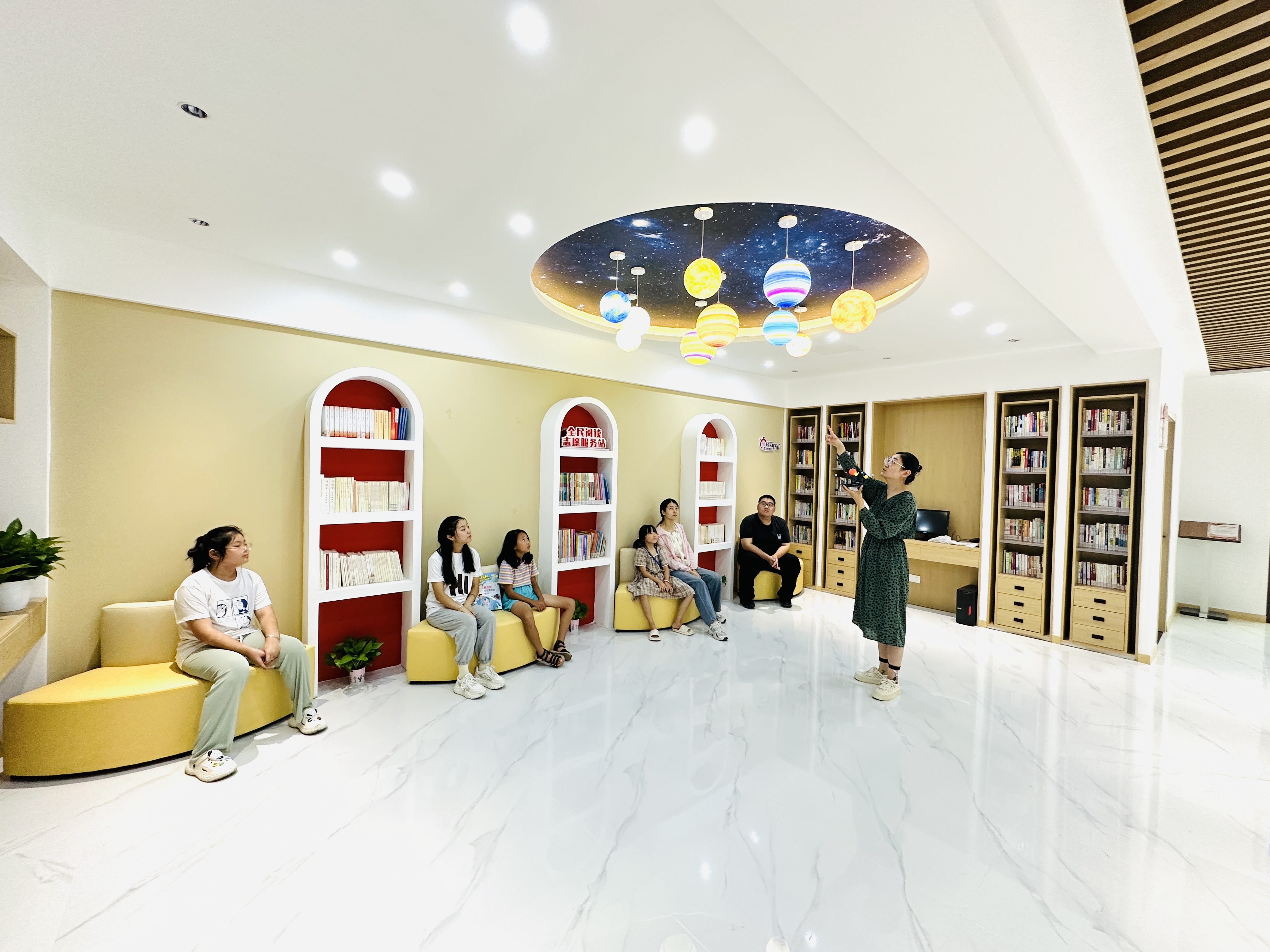 新南街道兴业社区开展“仰望星空，了解宇宙”天文知识科普活动 (2).JPG